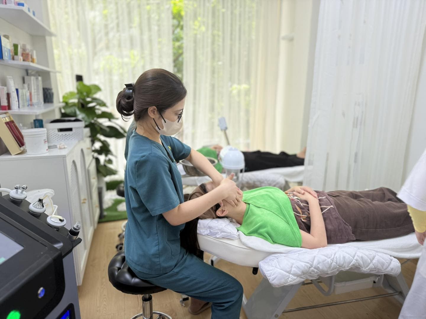 Tạm biệt quầng thâm, chào đón vùng da mắt sáng khỏe. Liệu trình giảm thâm mắt chuyên sâu giúp bạn lấy lại vẻ tươi trẻ.