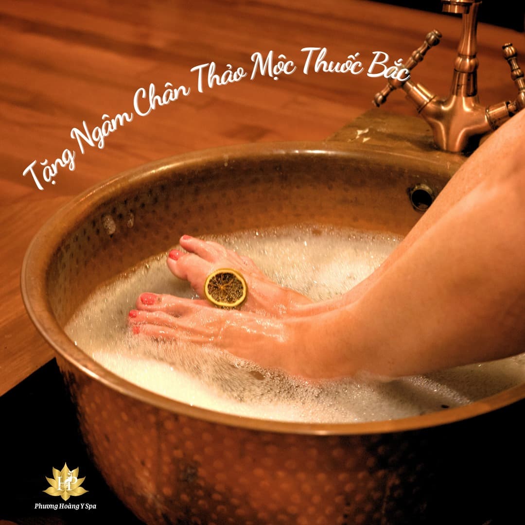 Ngâm chân nước nóng với thảo dược quý theo đợt