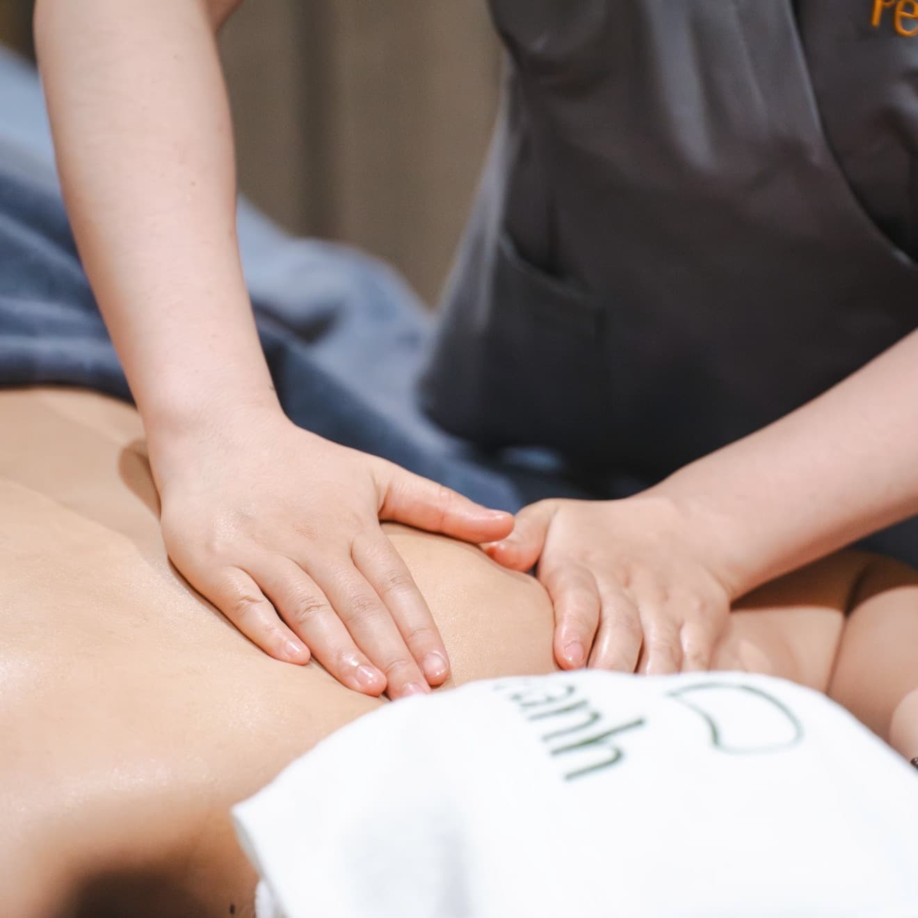 Tẩy tế bào chết toàn thân bằng hỗn hợp thảo mộc thiên nhiên và muối hồng Himalaya.
Full body exfoliation with natural herbal blend and Himalayan pink salt.