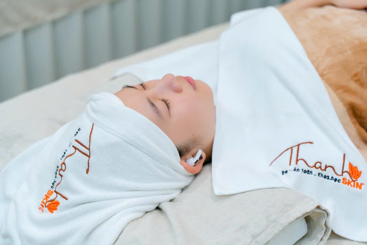 Liệu trình Deep Cleansing tại Thanh Skin Spa được thực hiện trong khoảng từ 60 đến 90 phút, bao gồm các bước sau:
⛳️ Kích hoạt: Giảm căng thẳng và tăng cường tuần hoàn máu, tạo điều kiện cho da hấp thụ tốt các dưỡng chất trong các bước tiếp theo.
⛳️Làm sạch: Sử dụng các sản phẩm chuyên dụng để làm sạch bề mặt da, loại bỏ bụi bẩn, bã nhờn và tế bào chết, chuẩn bị cho quá trình làm sạch sâu.
⛳️Lấy mụn: Lấy sạch nhân mụn một cách nhẹ nhàng và an toàn, giúp da thông thoáng và ngăn ngừa mụn tái phát.